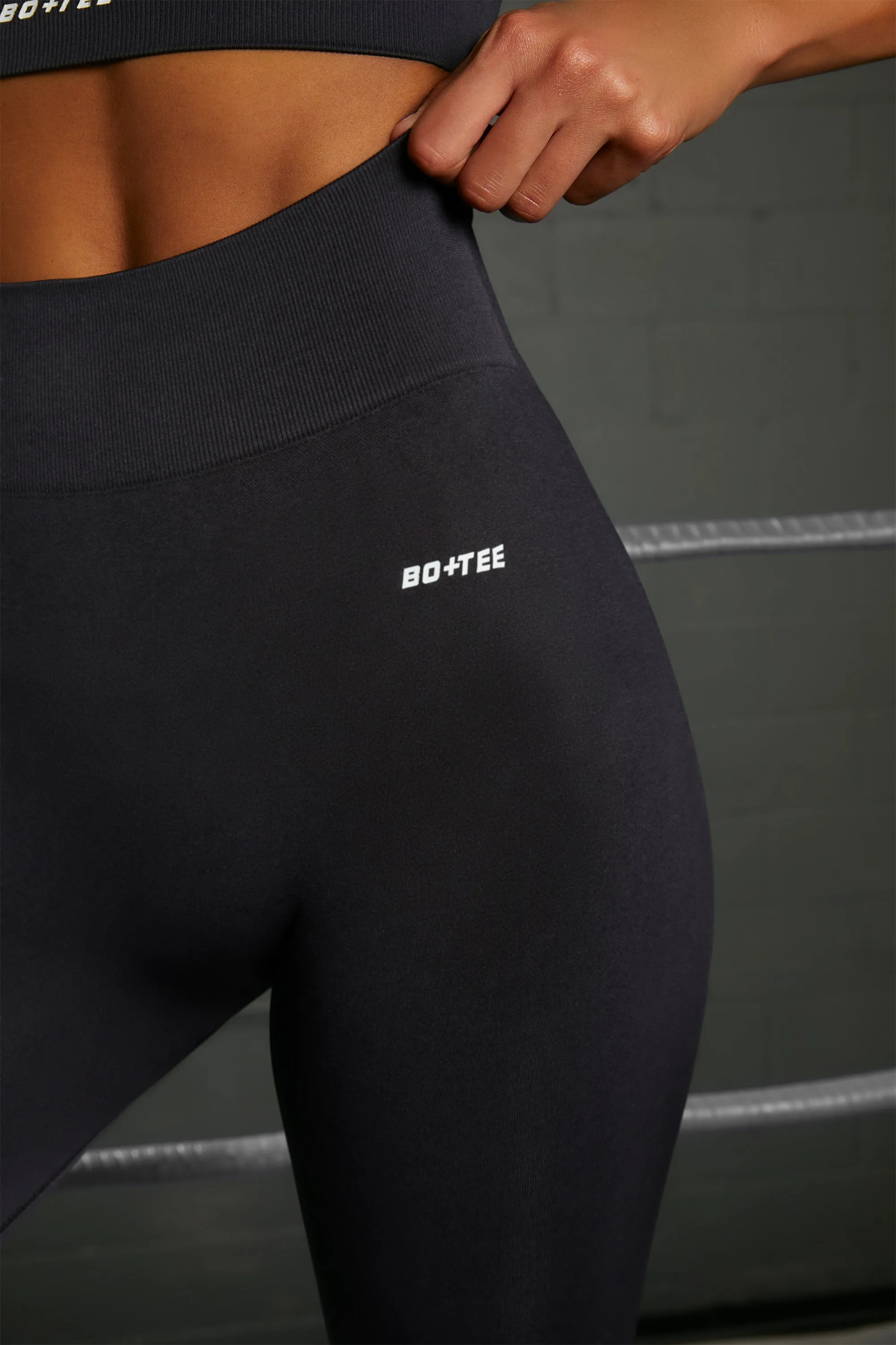 Surge Petite Curved Waist Seamless Leggings in Black